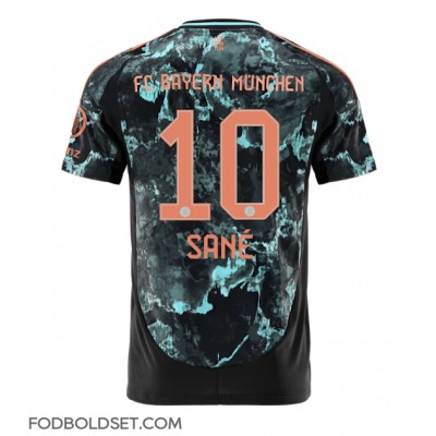 Bayern Munich Leroy Sane #10 Udebanetrøje 2024-25 Kortærmet Bayern Munich Leroy Sane #10 Udebanetrøje 2024-25 Kortærmet
